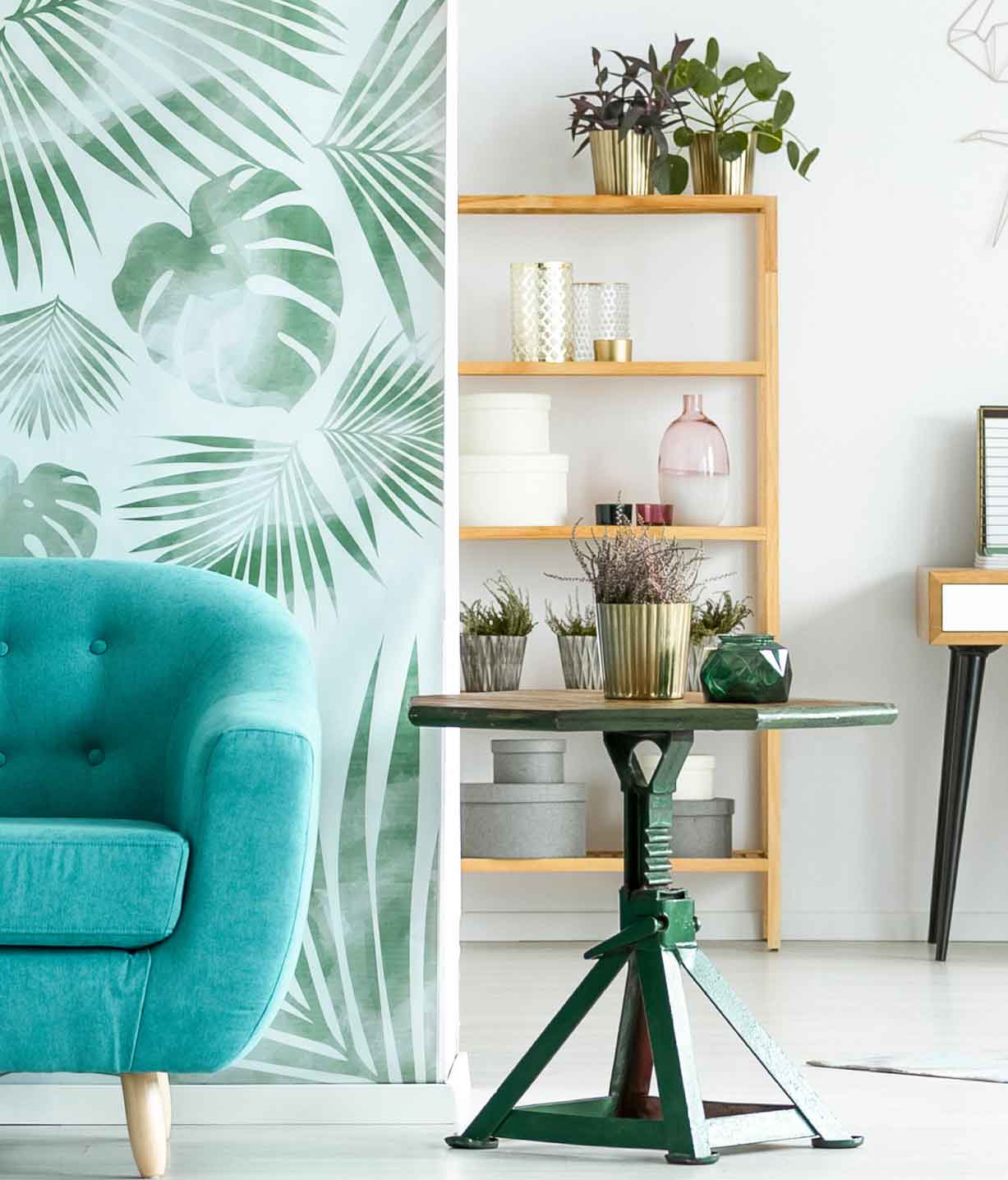 Regal, Tisch und Pflanzen mit Couch für Smartphone